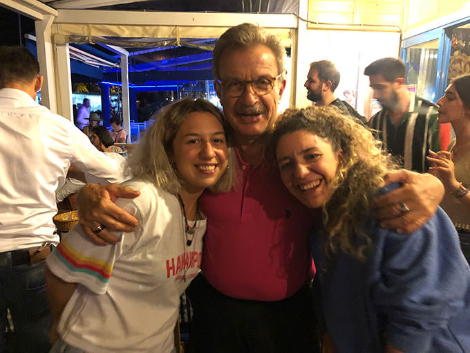 Sabancı Üniversitesi öğrencilerimle tekrar buluşma:Naz ve Dila Nil Kılıç (bir önceki fotodaki eserin ressamı) Burgaz Adası (26 Mayıs 2019)